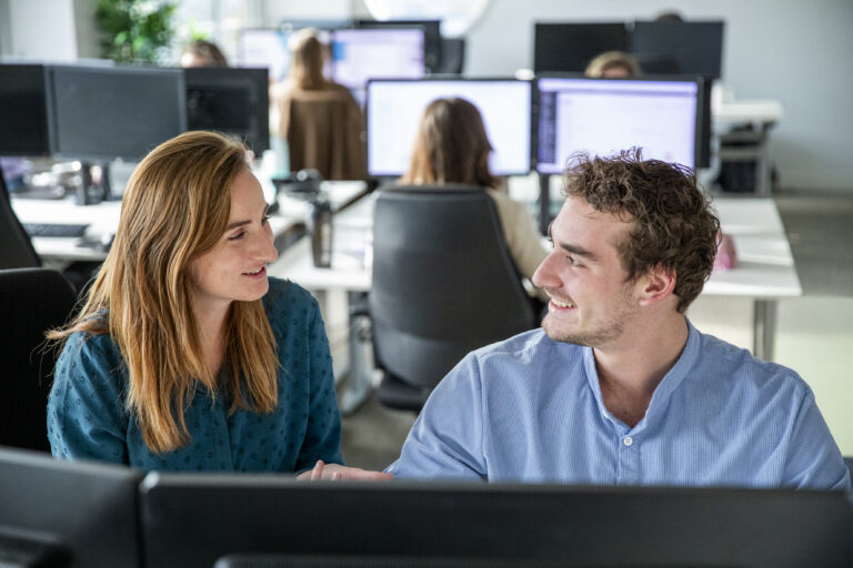 Kim en Joris achter de computer
